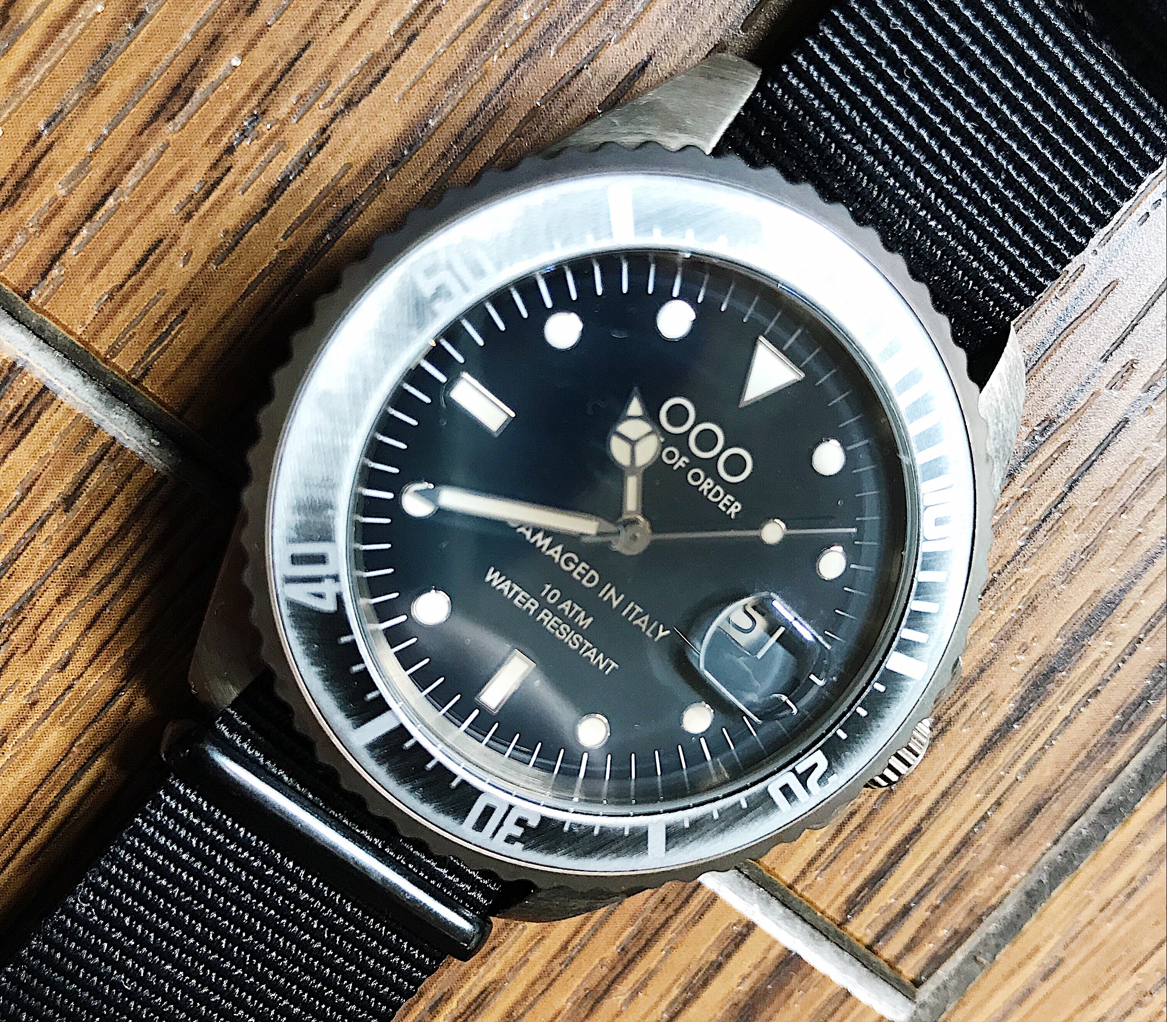 ダメージ加工の施された腕時計。OUT OF ORDERのダイバーズウォッチ 